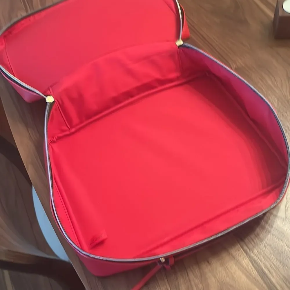 NWOT Esteé Lauder Beauty Essentials Case
